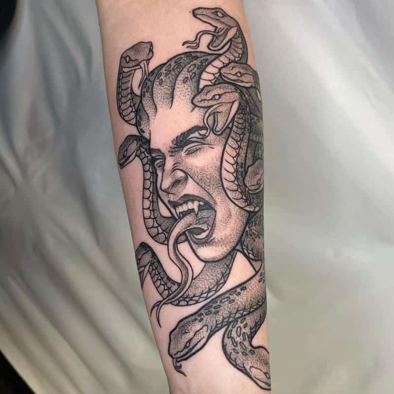 Tatuaje de Medusa en el antebrazo 2