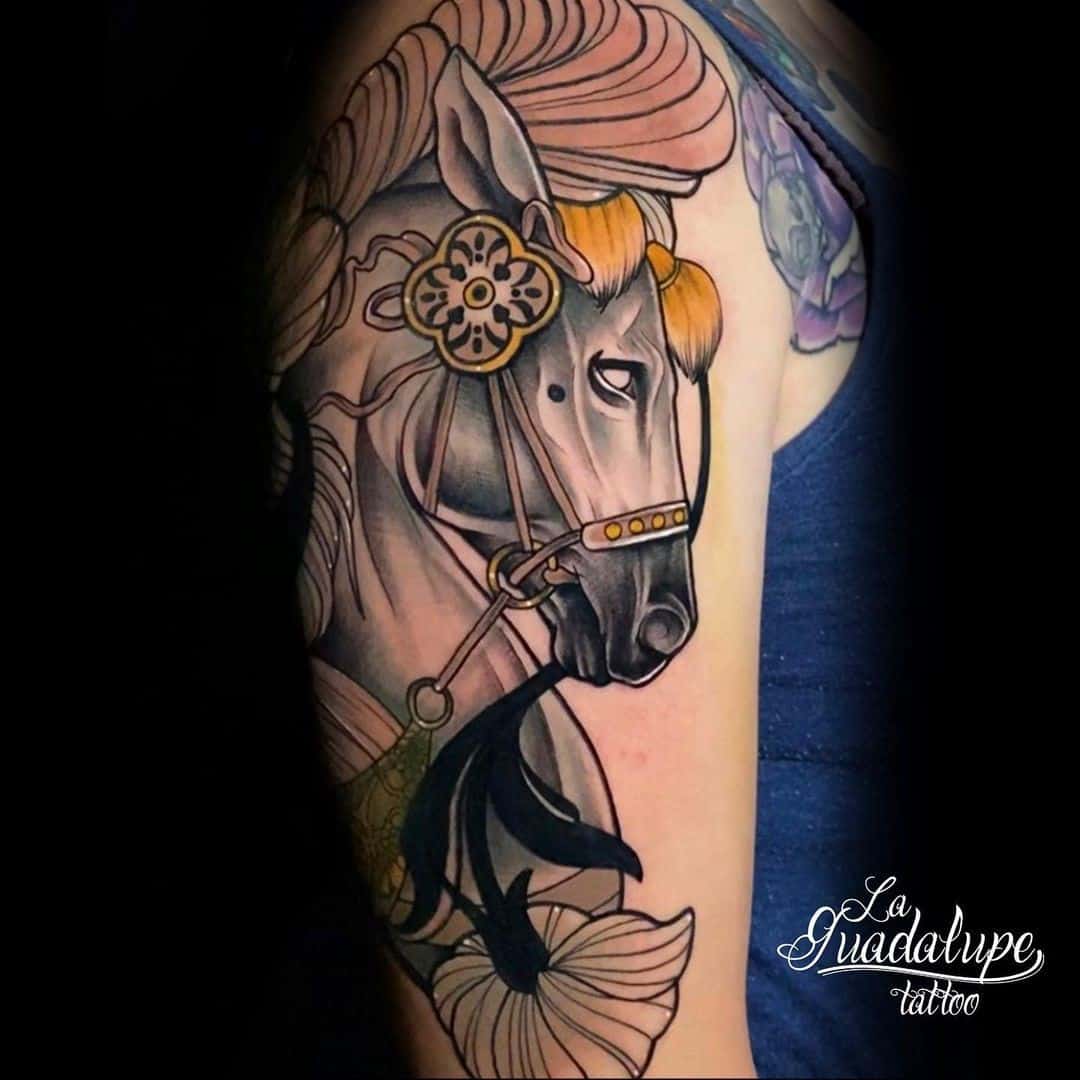 Tatuaje de hombro de caballo gigante
