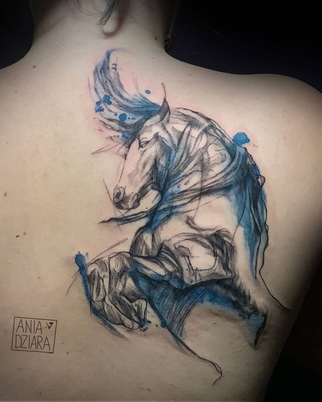 Tatuaje de cabeza de caballo azul y blanco