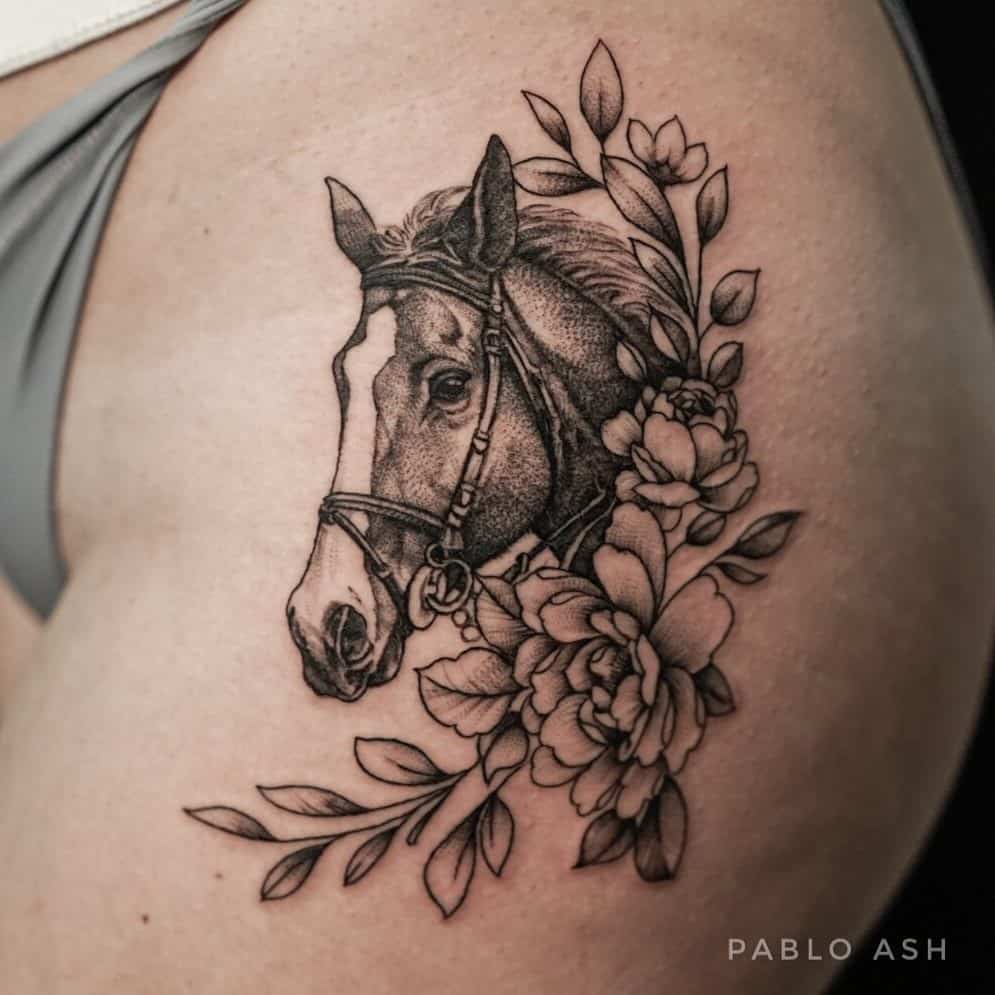 Hermoso tatuaje de caballo en el muslo