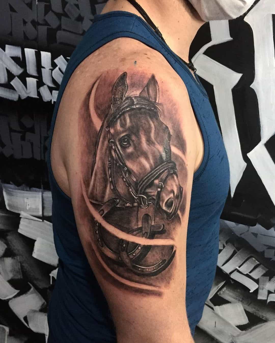 Tatuaje de caballo de guerra de hombro gigante
