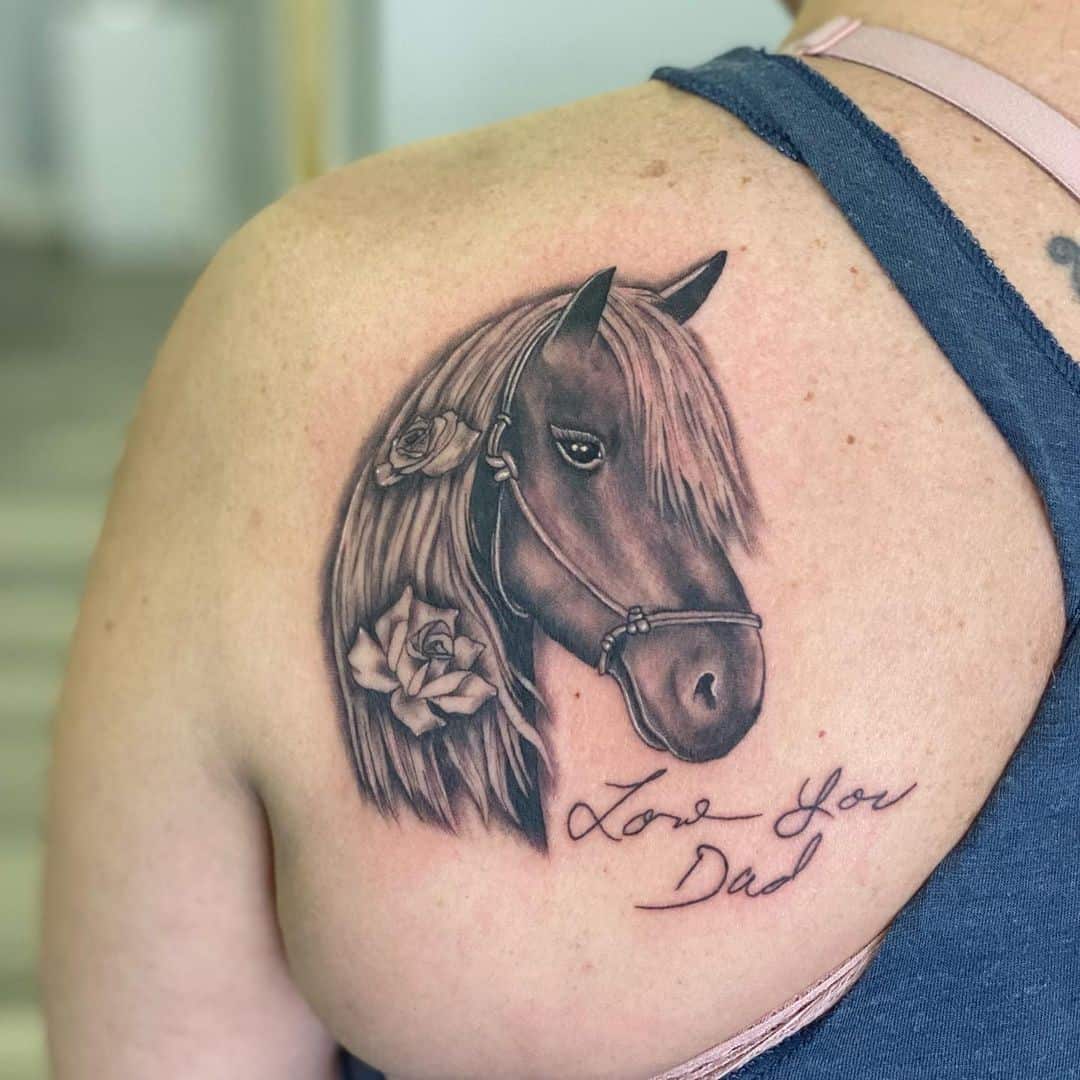 tatuaje de caballo en la espalda