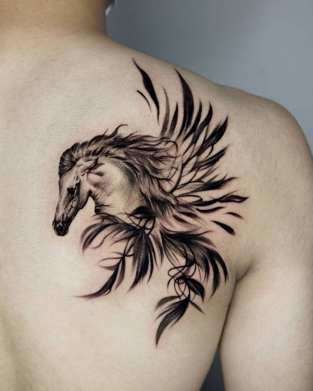 Hombro espalda caballo tatuaje con flores