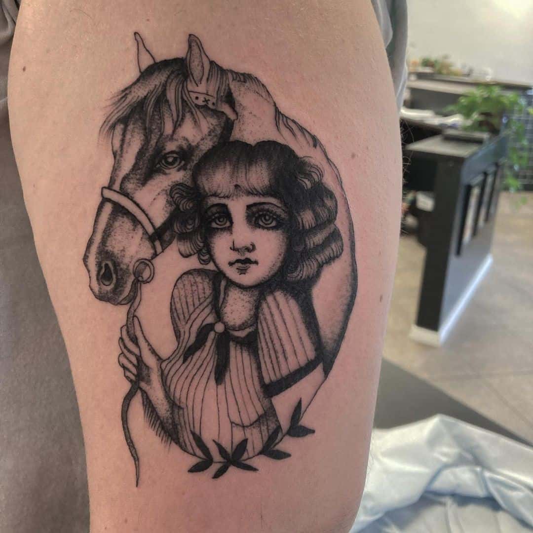 Mujer y una idea de tatuaje negro de caballo