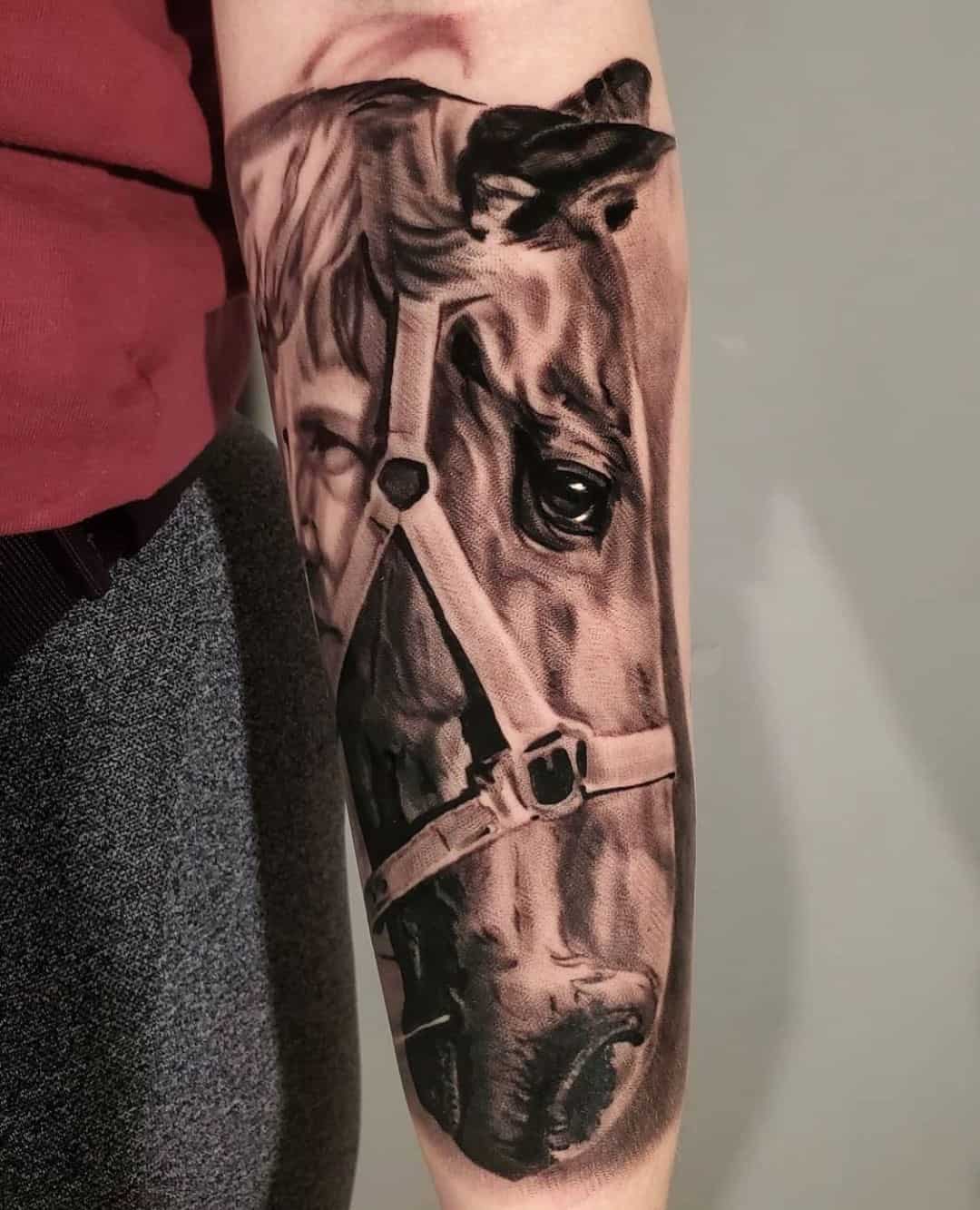 Tatuaje en el brazo, caballo realista
