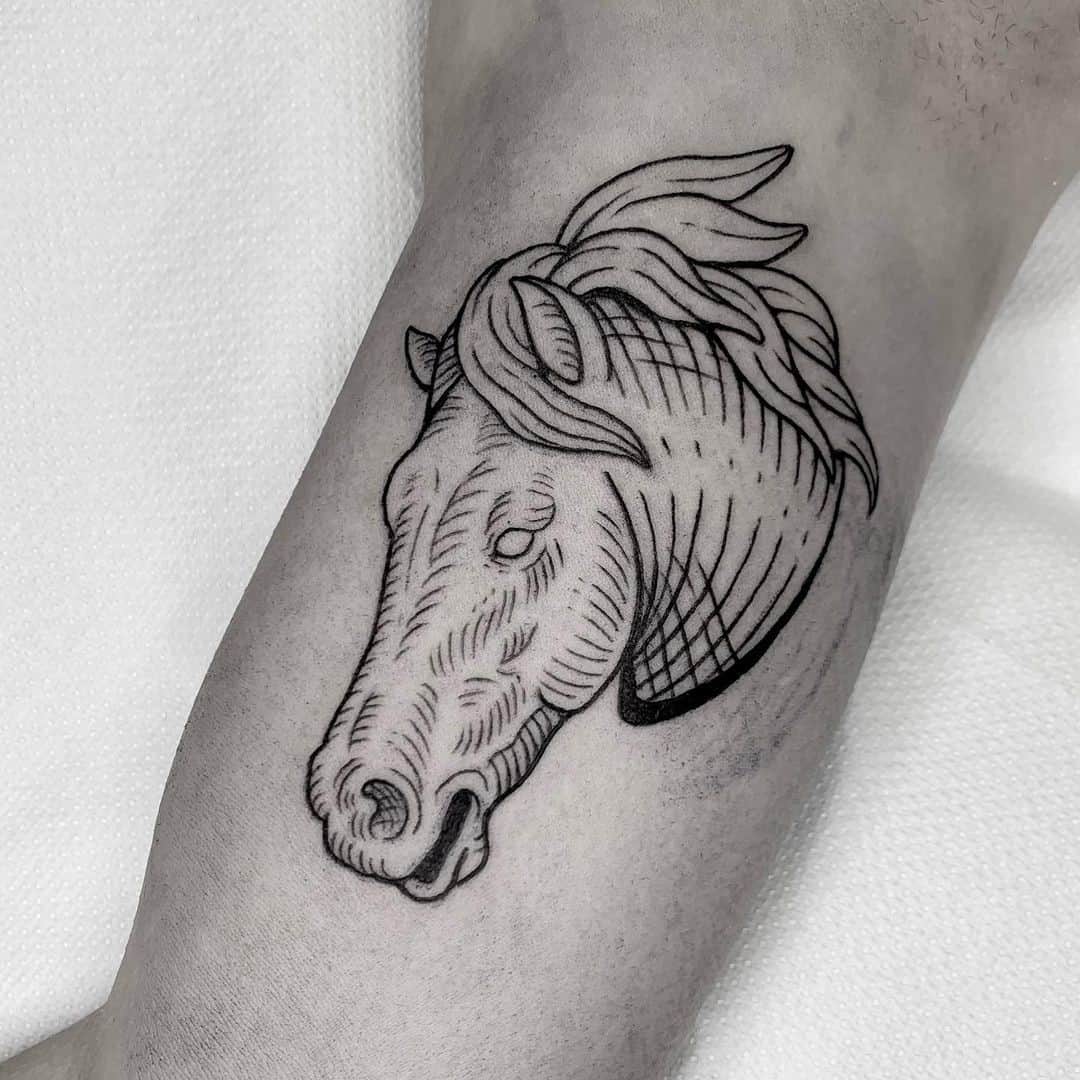 Tatuaje de caballo negro simple y detallado