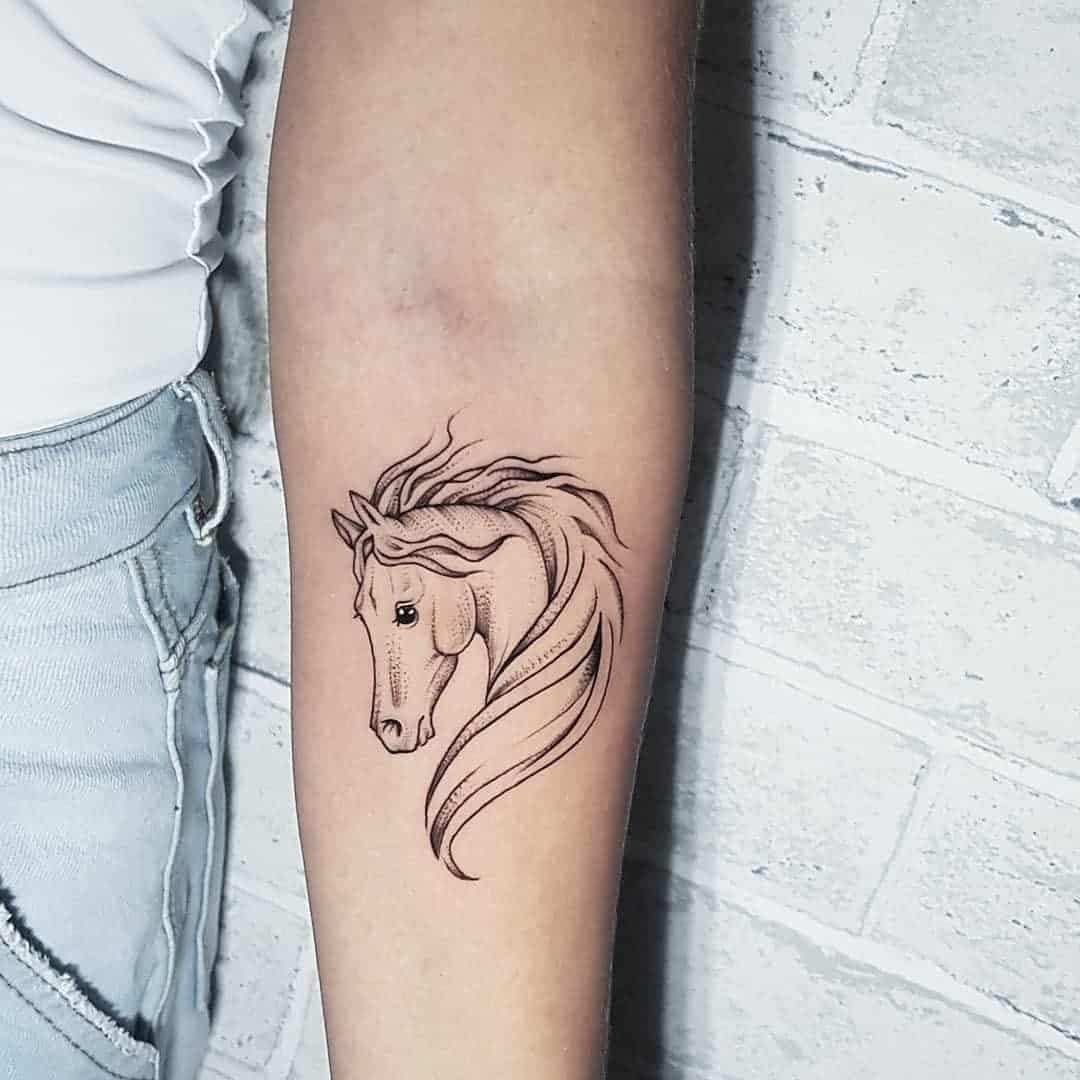   Tatuaje en el antebrazo, caballo negro