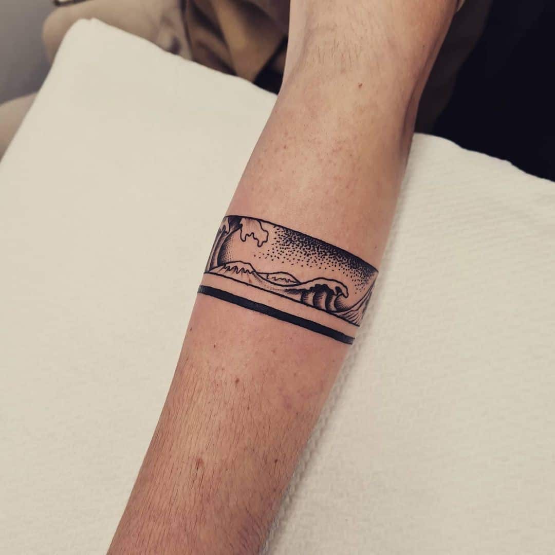 Tatuaje de pulsera de brazo inspirado en olas 