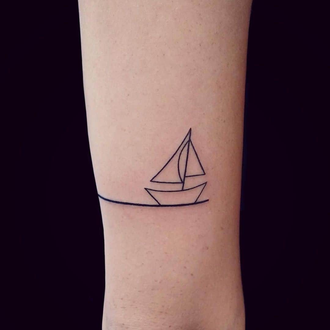 Pequeño barco pulsera tatuaje 