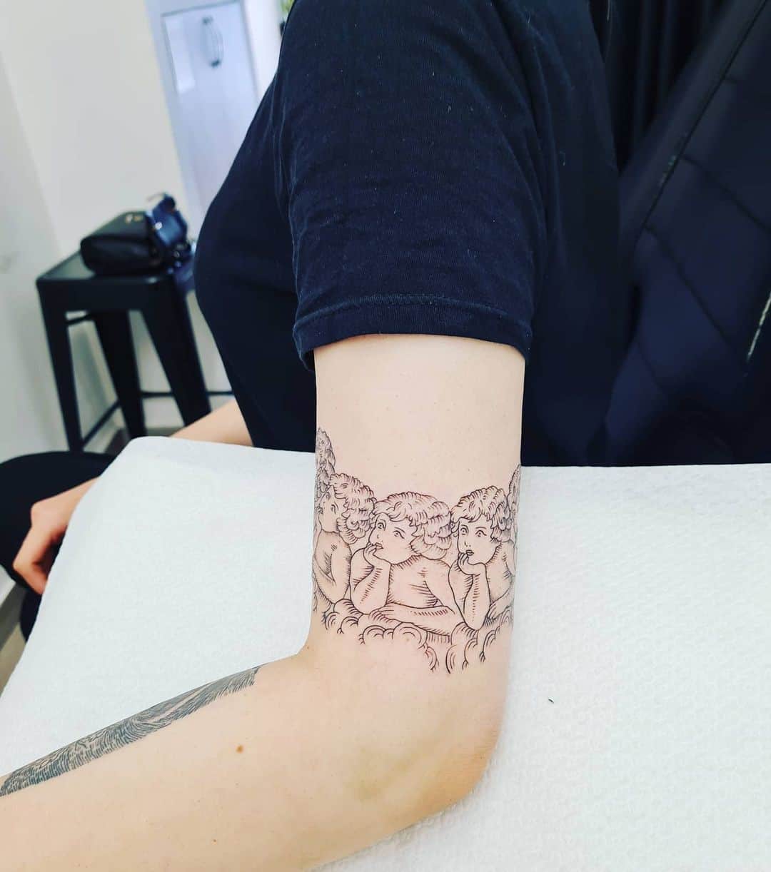 Tatuaje de pulsera inspirado en un ángel 