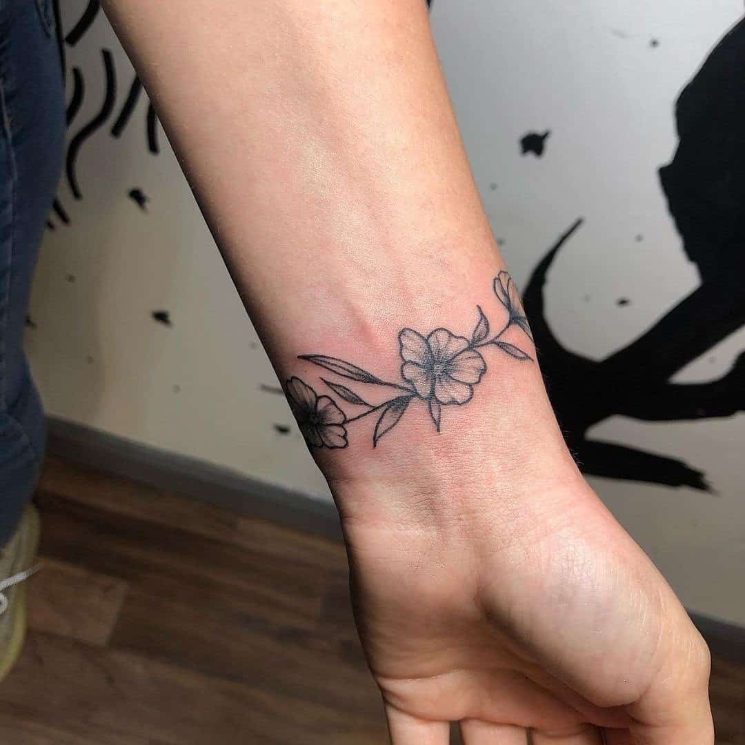 Idea de tatuaje de pulsera de flores