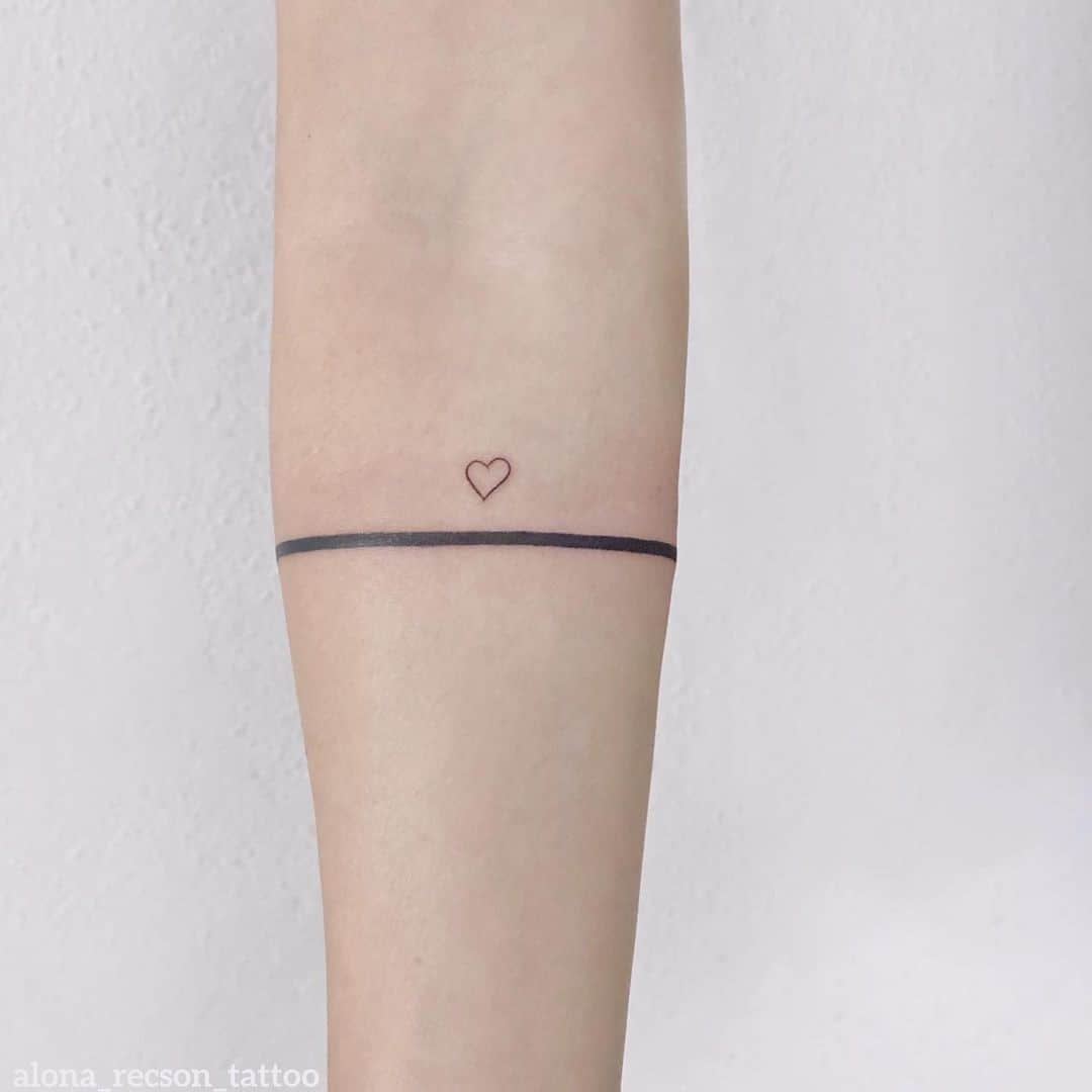 Tatuaje de pulsera delicada de línea pequeña 