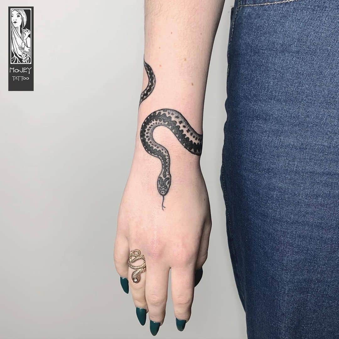 Tatuaje de pulsera inspirada en serpiente 