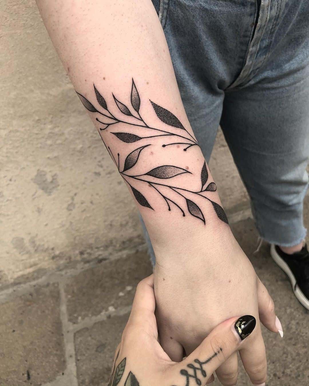 Delicado tatuaje de pulsera de hoja de flor 