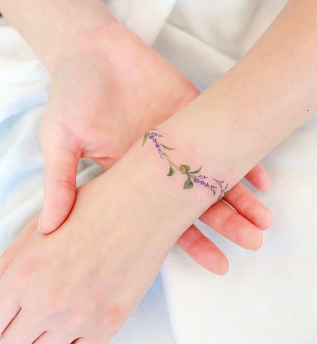 Pequeño tatuaje de flor de pulsera morada 