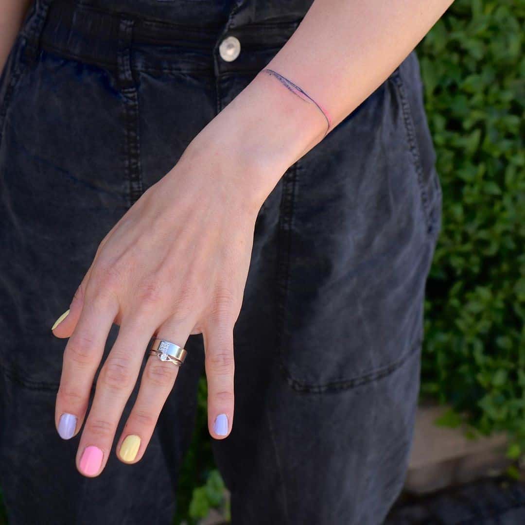 Tatuaje de pulsera de línea redonda apretada 