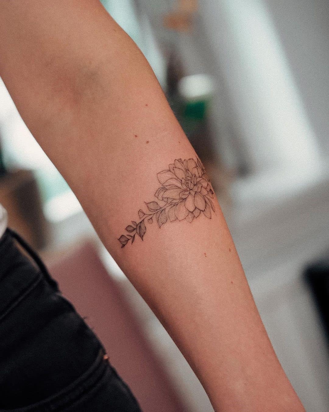 Pulsera de flores Idea de tatuaje Tinta negra 