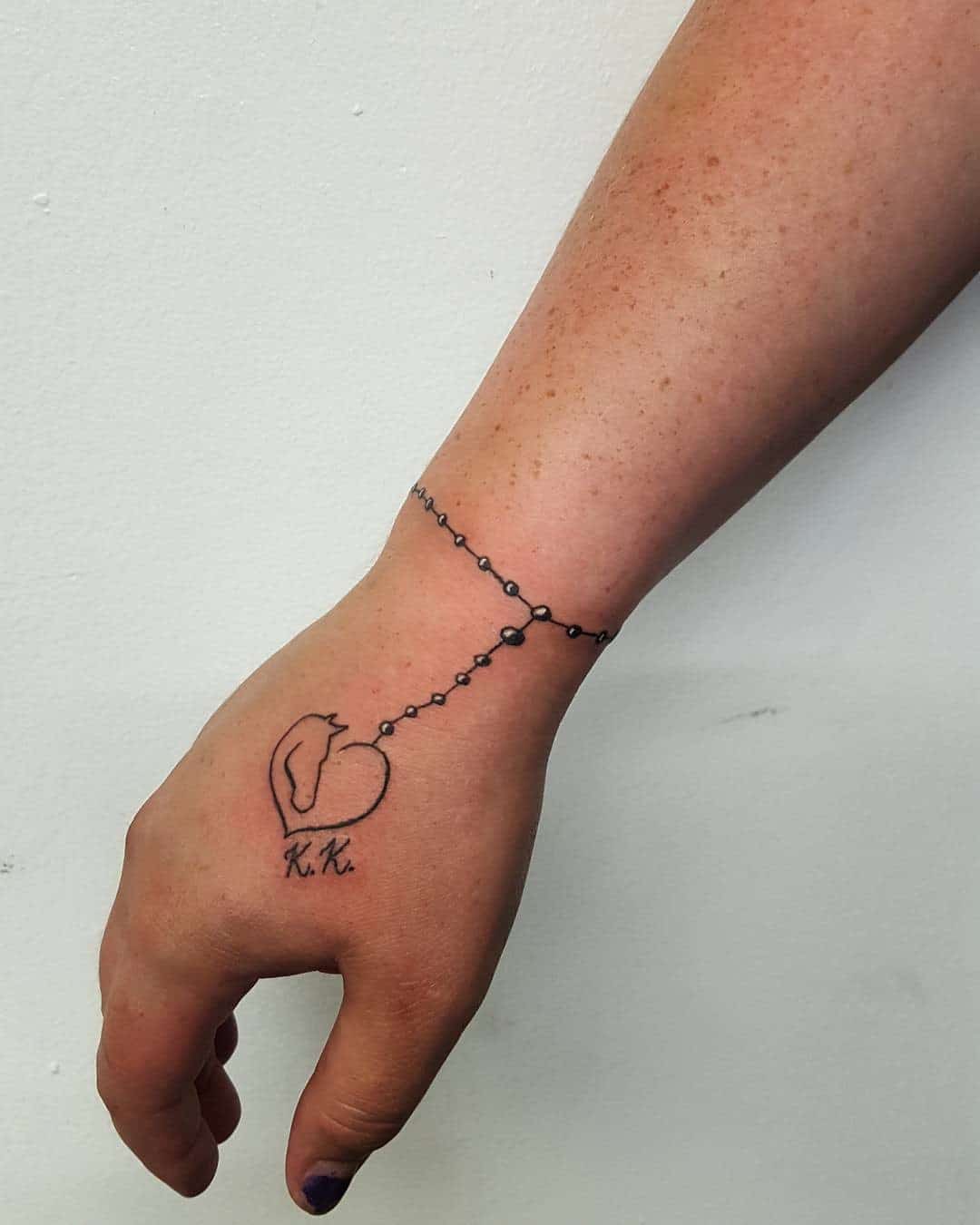 Tatuaje de pulsera inspirado en el corazón 