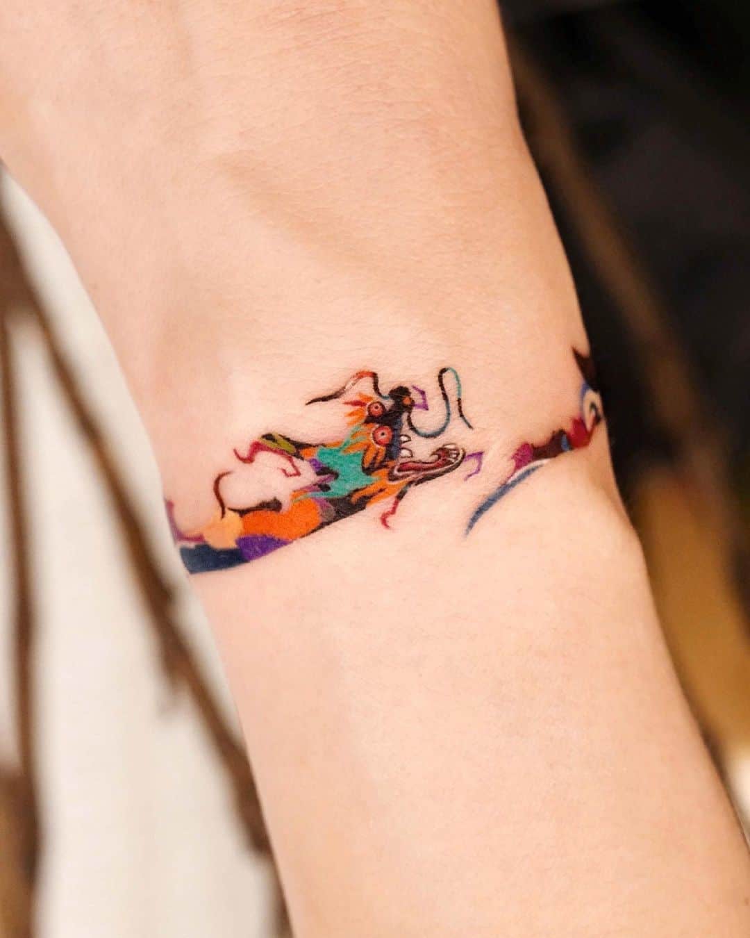 Tatuaje de brazalete inspirado en dragón 