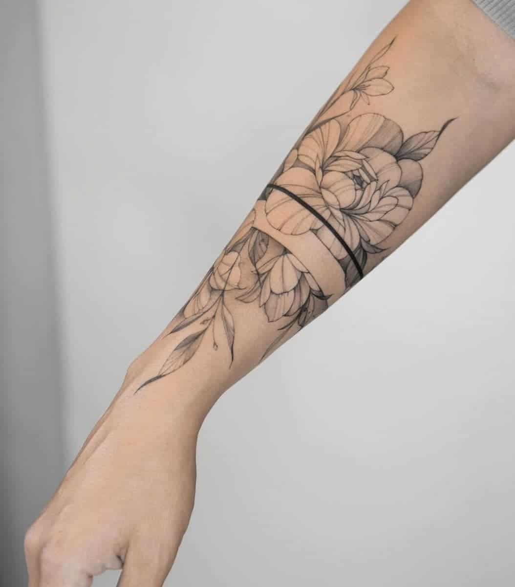Tatuaje de pulsera de flores en blanco y negro 