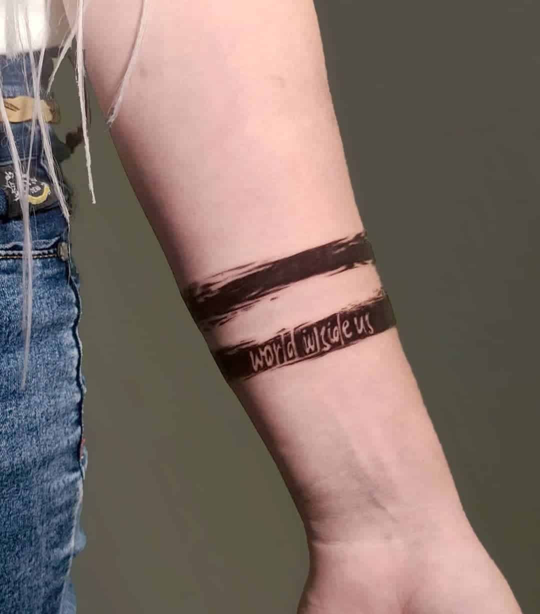 Tatuaje de pulsera inspirado en la palabra 