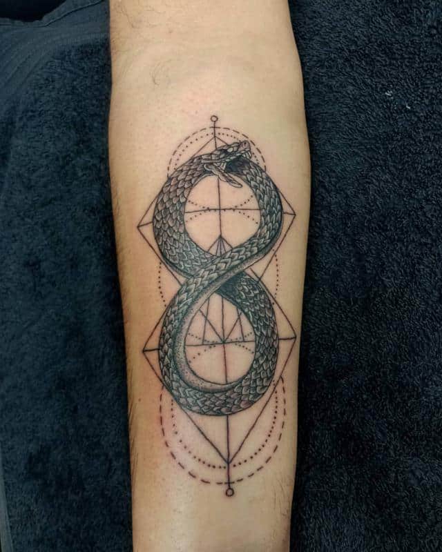 Tatuaje de Ouroboros infinito 2