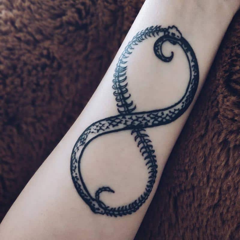 Tatuaje de Ouroboros infinito 4
