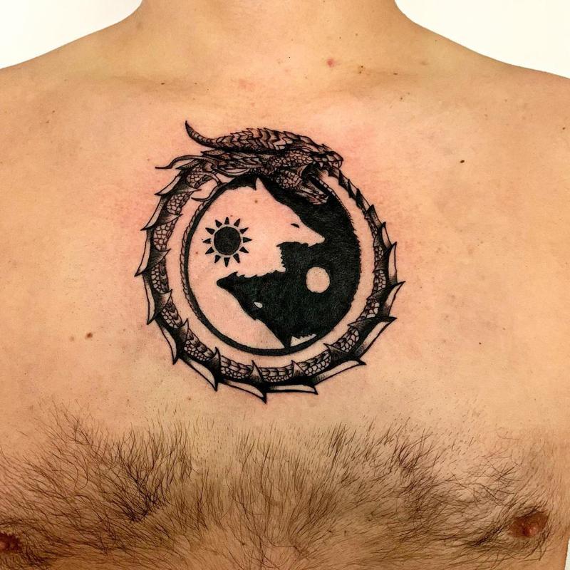Tatuaje de yin yang ouroboros 1
