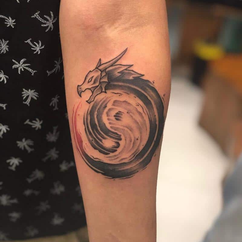 Yin yang ouroboros tatuaje 4