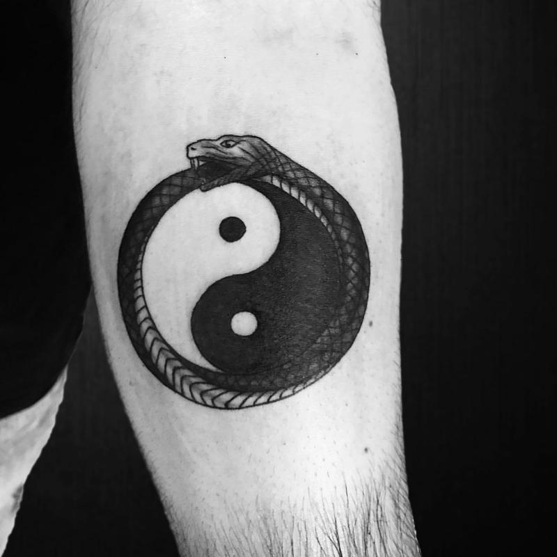 Yin yang ouroboros tatuaje 2