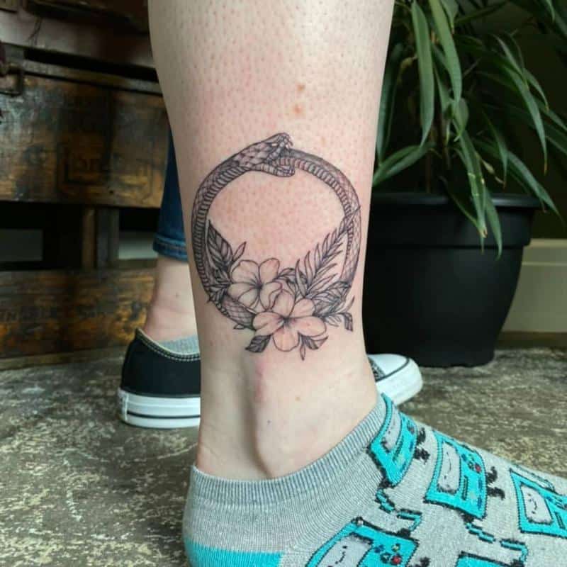 tatuaje de flor de ouroboros 1