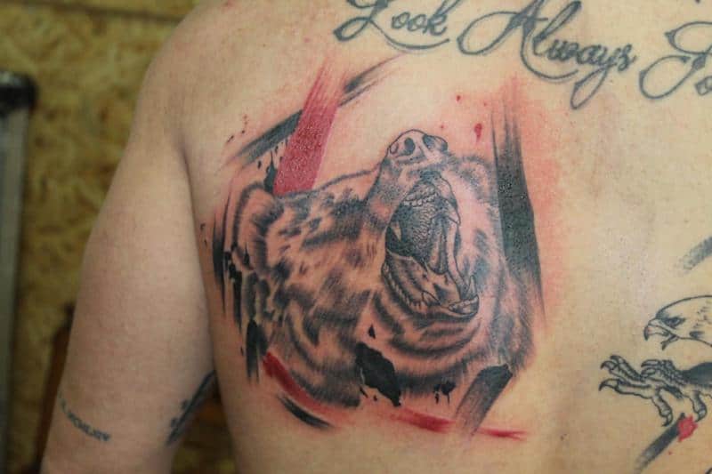 Tatuaje en la espalda del oso 2