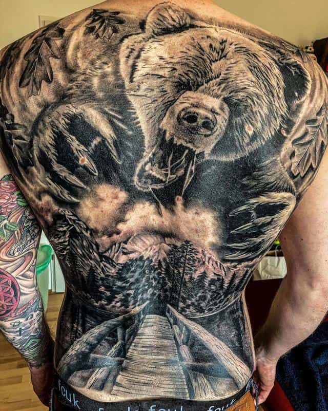 Tatuaje en la espalda del oso 1