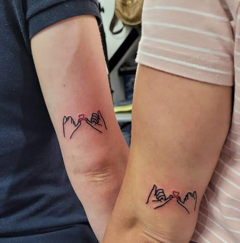 Tatuaje de pareja de arte lineal
