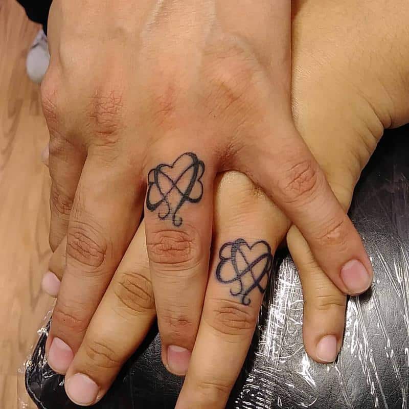 Tatuaje de pareja de corazones superpuestos