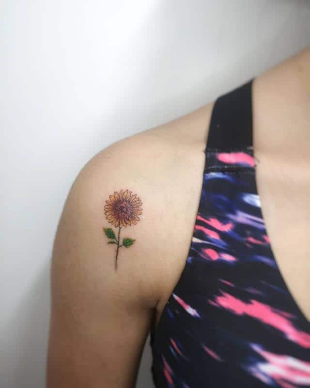 Tatuaje de girasol en el hombro 4