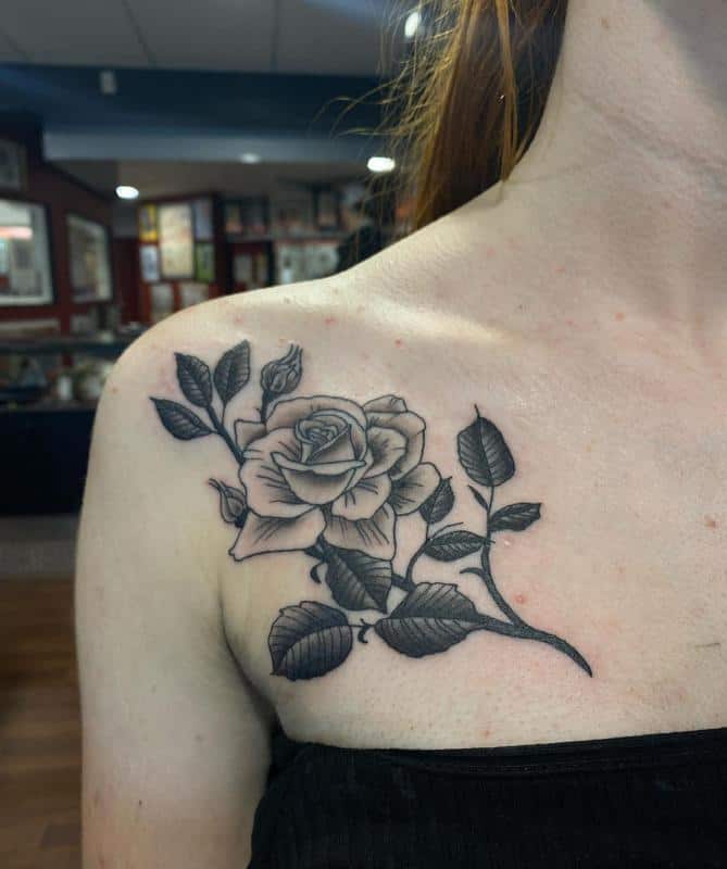 Tatuaje de rosa en el hombro 2