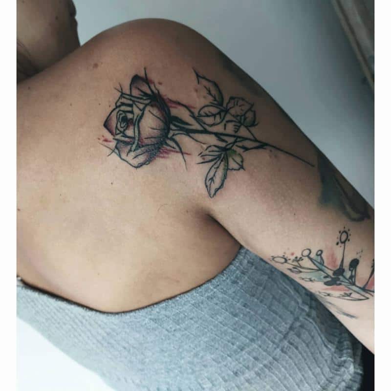 Tatuaje de rosa en el hombro 4