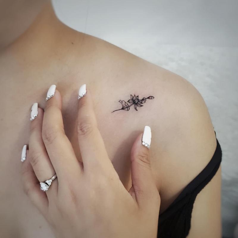 Tatuaje de loto en el hombro 1