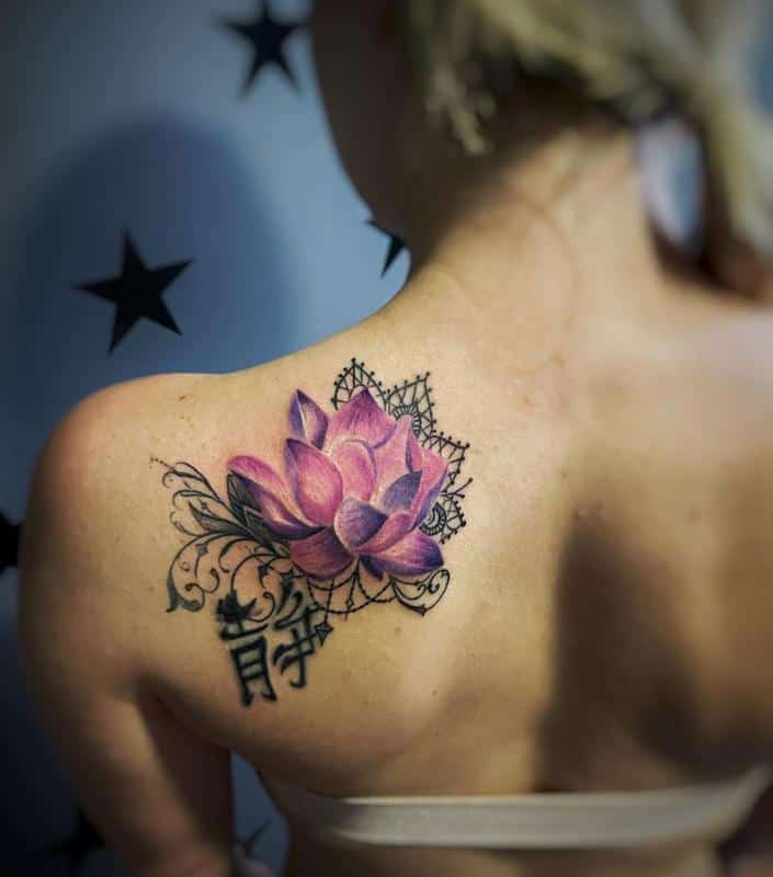 Tatuaje de loto en el hombro 2