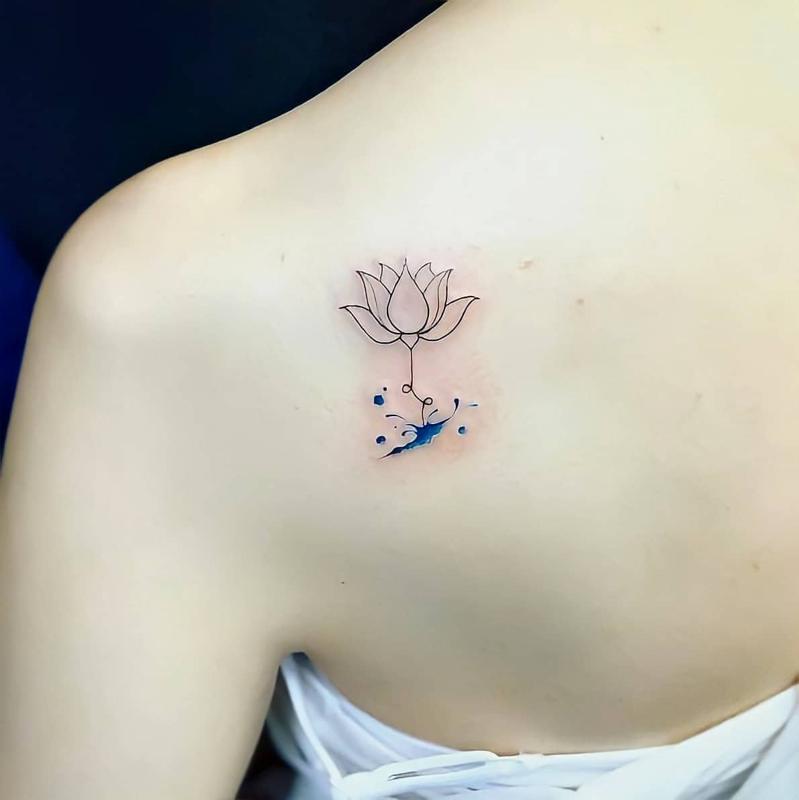 Tatuaje de loto en el hombro 3