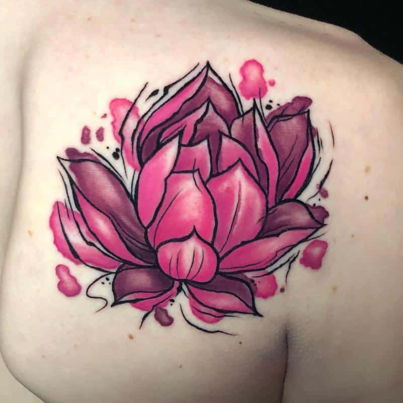 Tatuaje de loto en el hombro 5