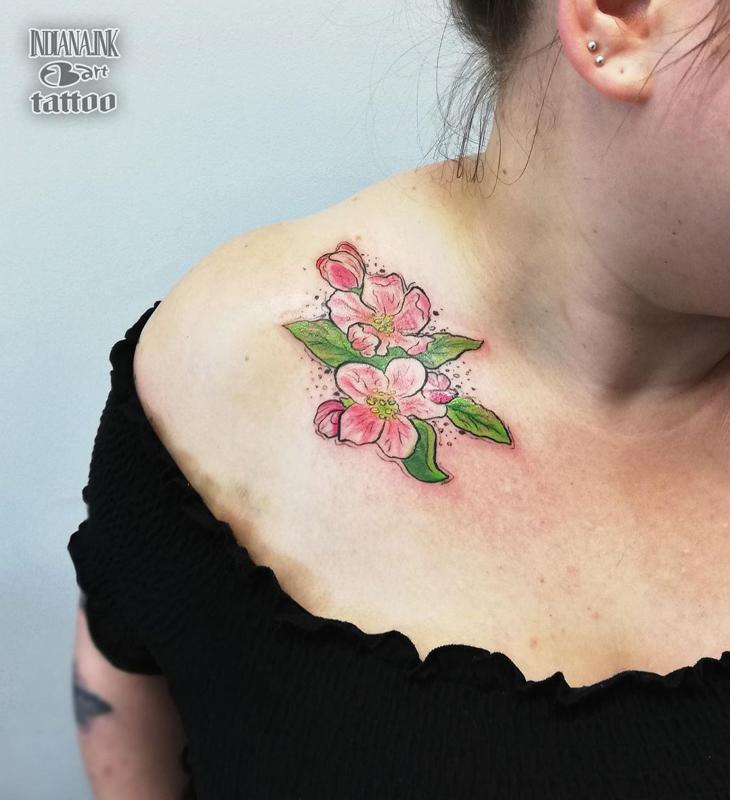Tatuaje de flor de hibisco en el hombro 3