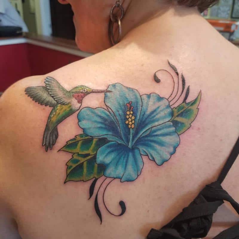 Tatuaje de flor de hibisco en el hombro 5