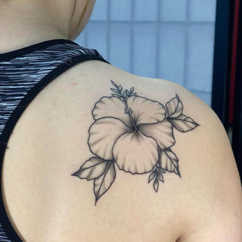 Tatuaje de flor de hibisco en el hombro 4