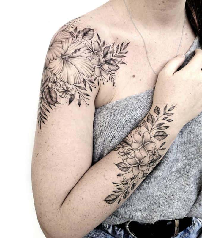 Tatuaje de flor de hibisco en el hombro 2