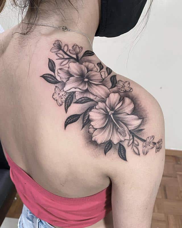 Tatuaje de flor de hibisco en el hombro 1