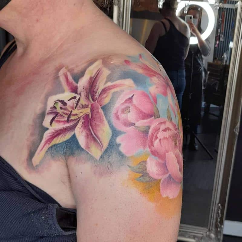 Tatuaje de lirio en el hombro 3