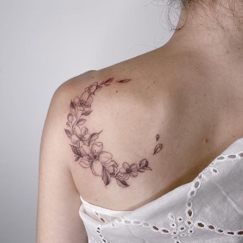Tatuaje de flor de cerezo en el hombro 2