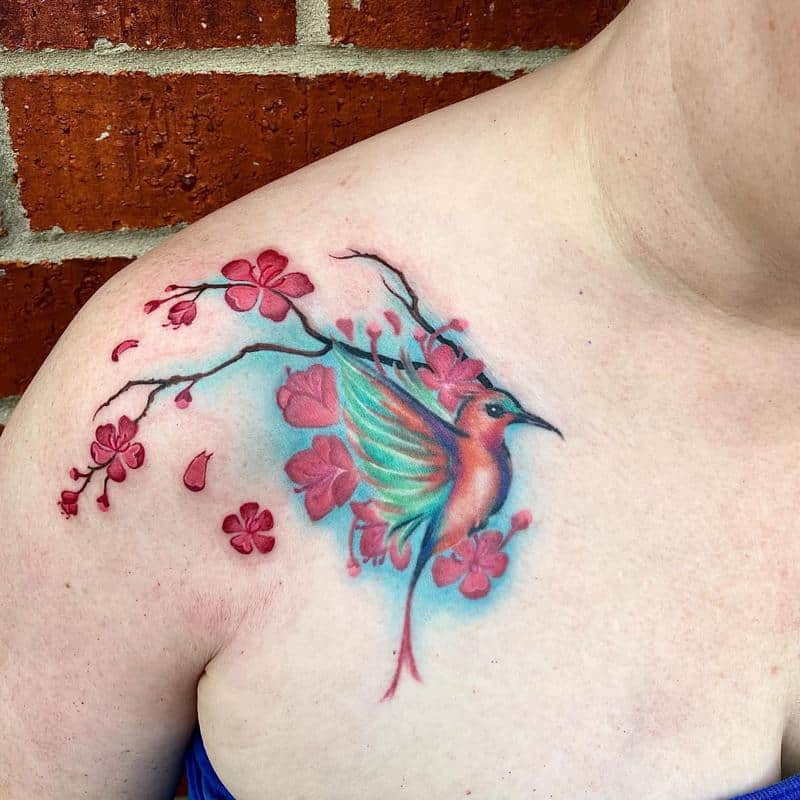 Tatuaje de flor de cerezo en el hombro 4